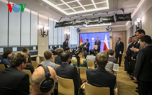 ສະເຫຼີມສະຫຼອງ 65 ປີ ແຫ່ງວັນສ້າງຕັ້ງການພົວພັນທາງການທູດຫວຽດນາມ - ໂປໂລຍ